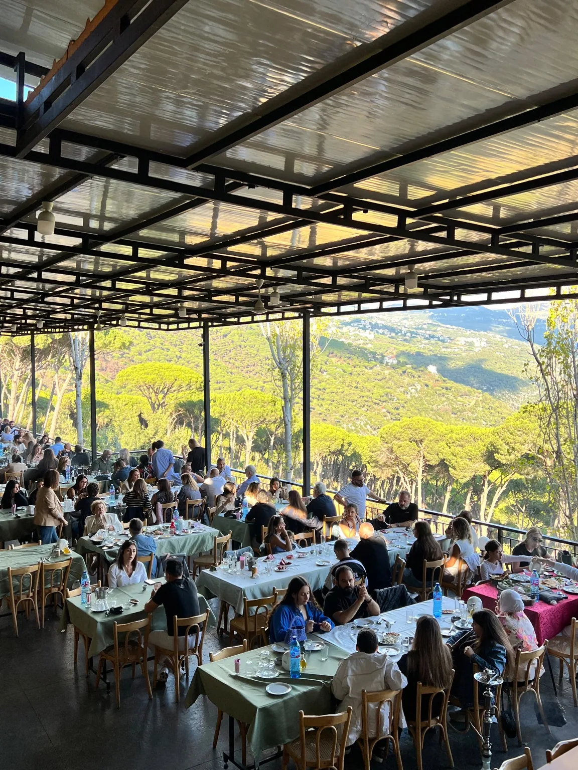 Dining guests on the open mountain terrace